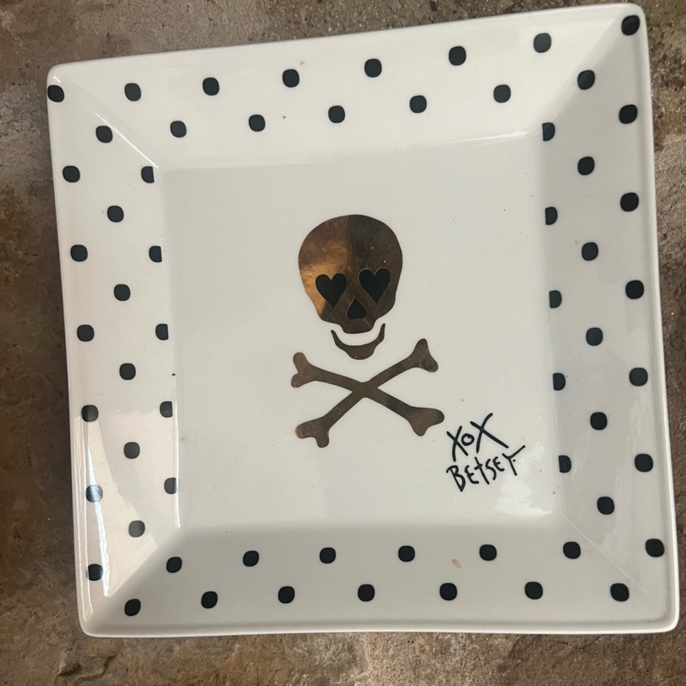 {Betsey Johnson} Skull & Crossbones Decor Plate
